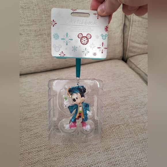 ✨DISNEY✨ NEW! - Mickey Selfie Graduation Ornament - Picture 4 of 12